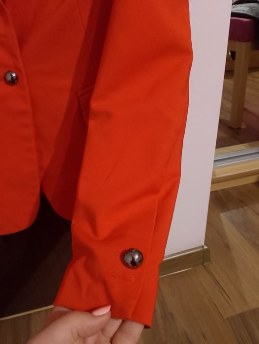 Elegancka, czerwona marynarka.