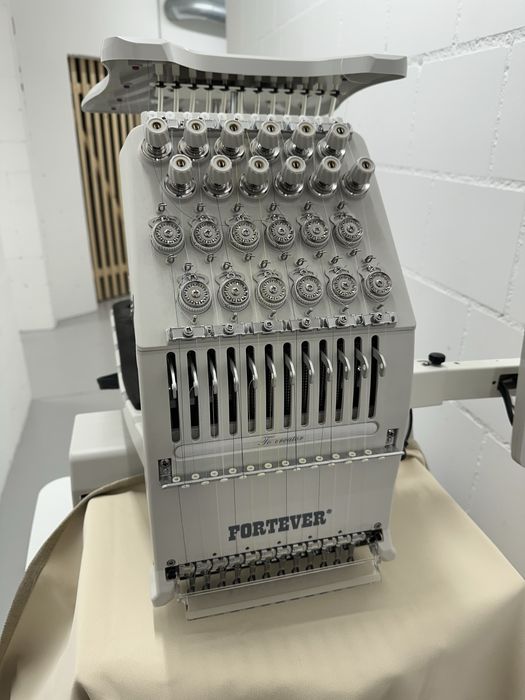 Maquina de bordar - 1 cabeça / 12 cores