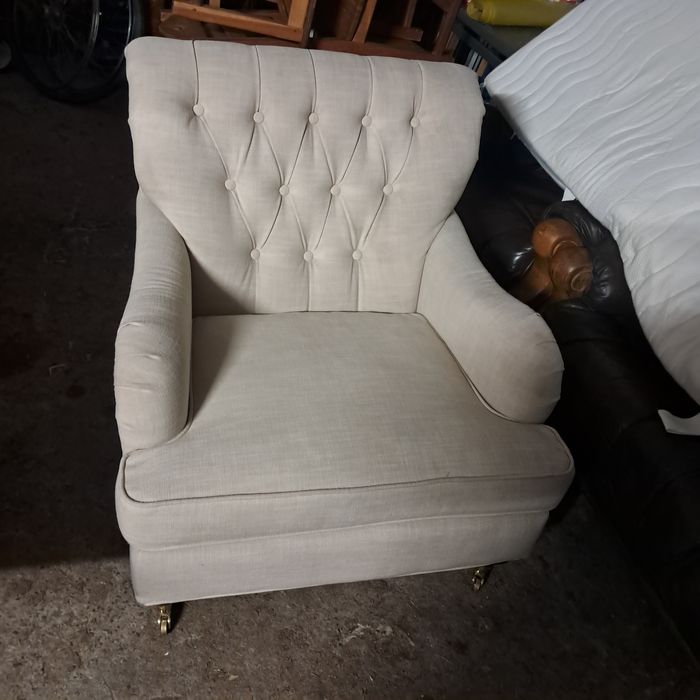 Fotel pikowany z podnóżkiem