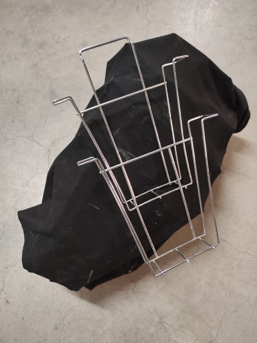 Wieszak ekspozytor na ulotki A4 na panel frezowany shop wall stojak