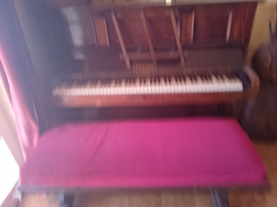 Piano antigo..ainda toca. Só afinar