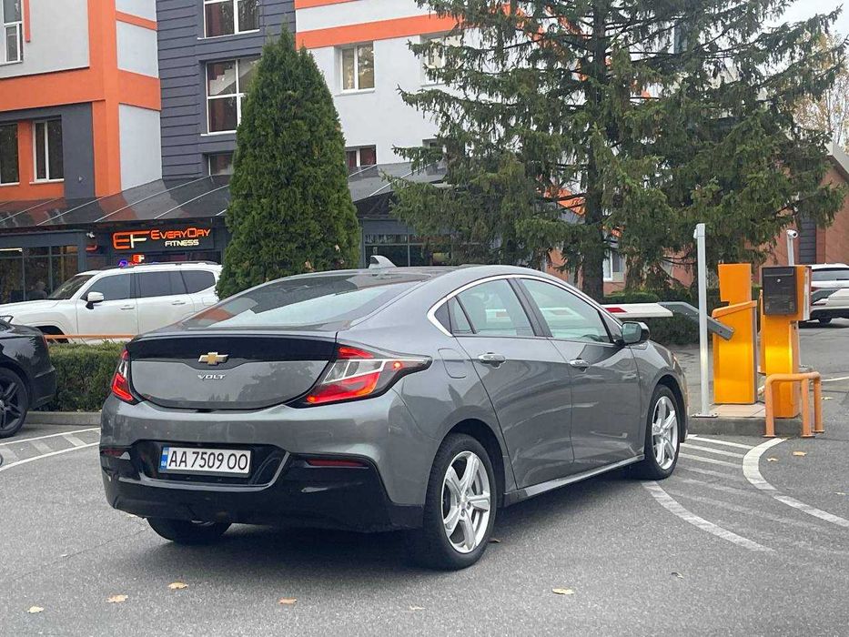 2017 Chevrolet Volt плагін гібрид