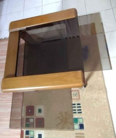 Mesa de madeira de apoio