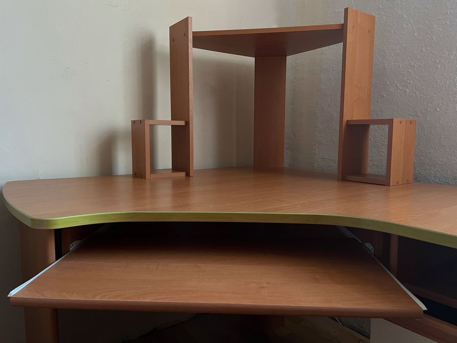 Стіл компʼютерний, кутовий