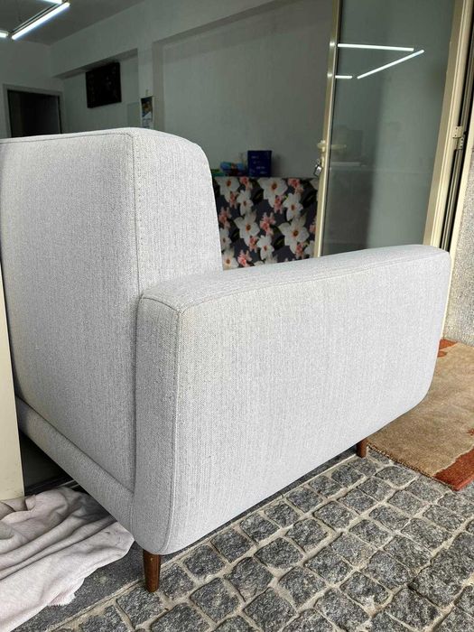 Sofá [+/- 4 lugares] em ótimo estado – confortável e conservado