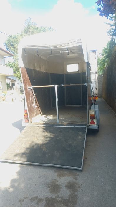 Vendo reboque de 2 cavalos