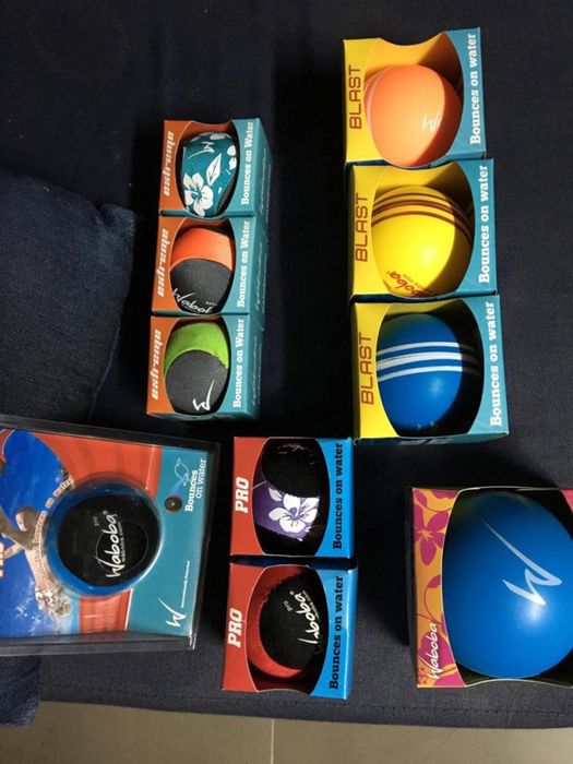 Bolas que saltam na água