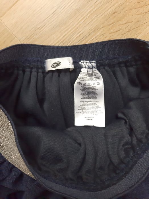 Śliczne spódniczki stan idealny 104/110 tiulowa i czerwona