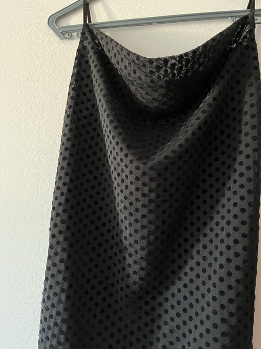 Vestido preto justo com bolinhas em veludo , forrado tam M