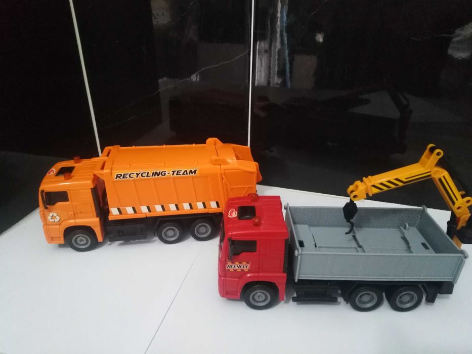 Conjunto de 2 camiões de brincar fazem parte da série Heavy City Truck