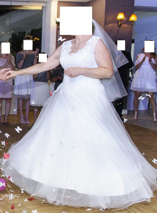 Suknia ślubna na stelażu