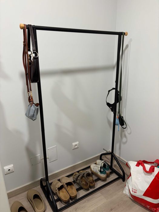 Charriot preto em metal com detalhes em madeira