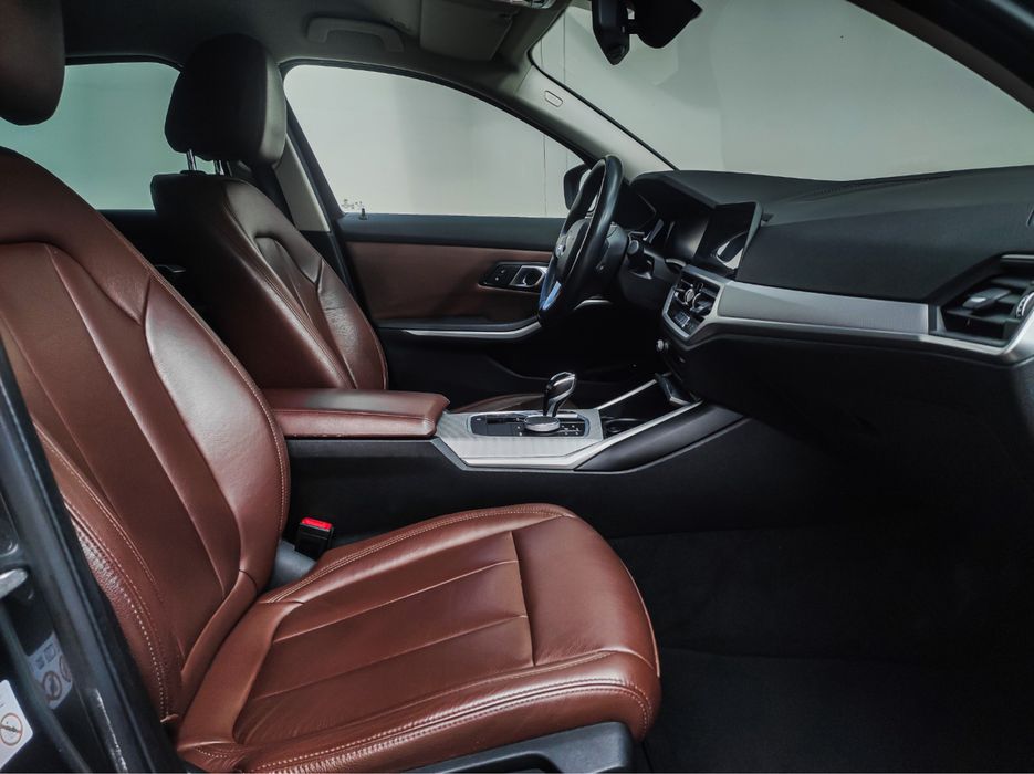 BMW 330e estofos em pele com garantia