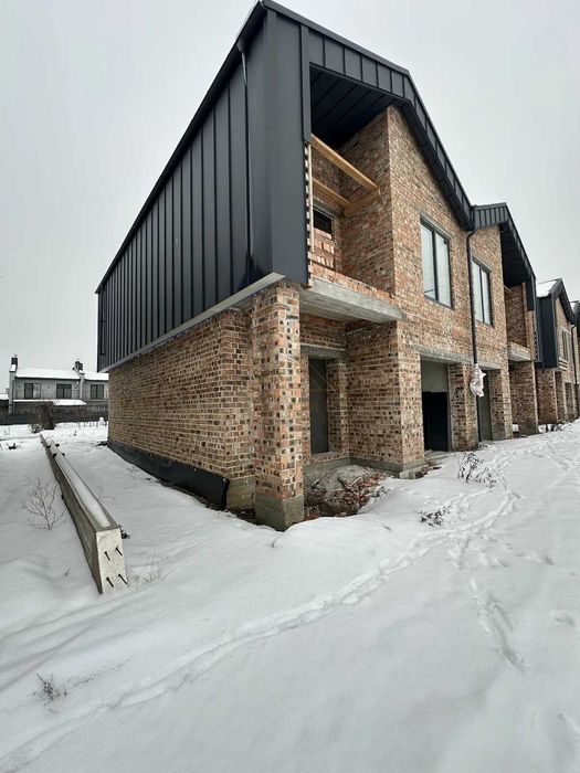 Дуплекс з гаражем неподалік АТБ / ділянка + гараж / міські комунікації