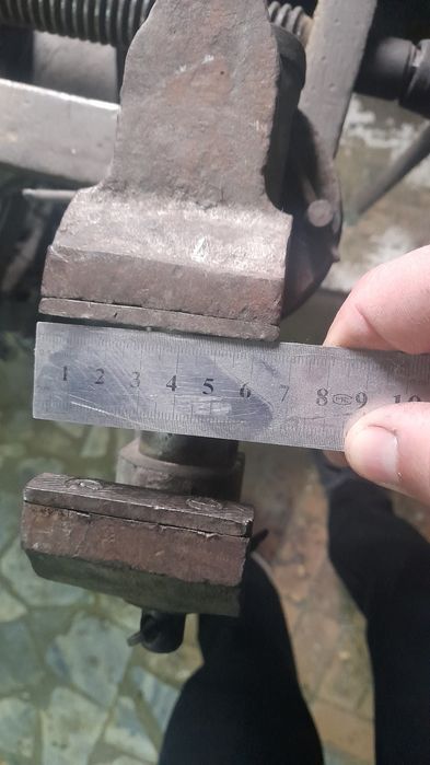 Тиски слесарные.