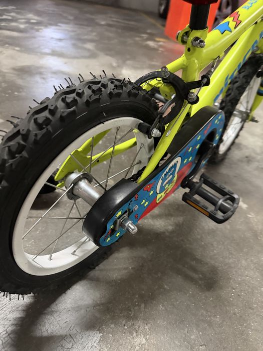 Bicicleta infantil com capacete