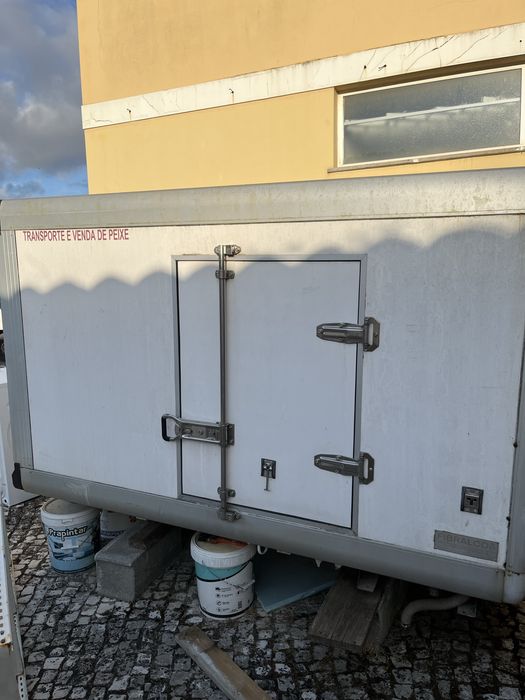 Contentor em bom estado que foi retirado de uma carrinha izuso