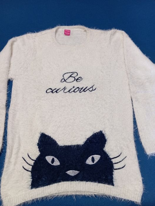 Camisola branca com gato azul
