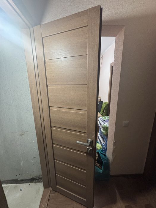 Двері коричневі.