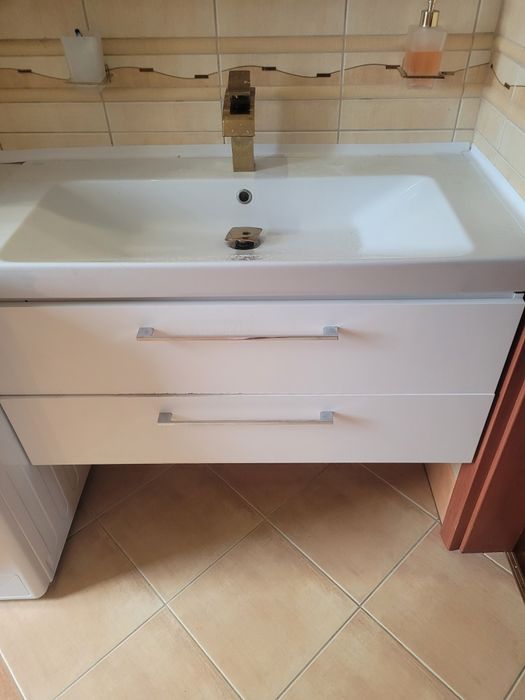 Sprzedam umywalkę z szafką podwieszaną  100cm