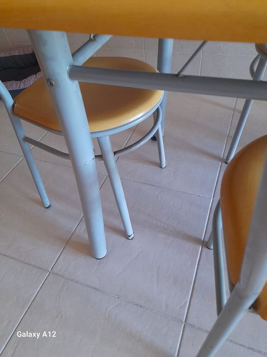 Mesa de cozinha com 4 cadeiras
