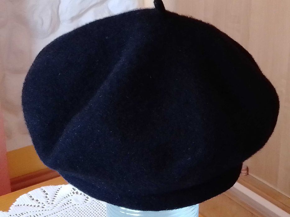Czarny wełniany beret - bdb !!