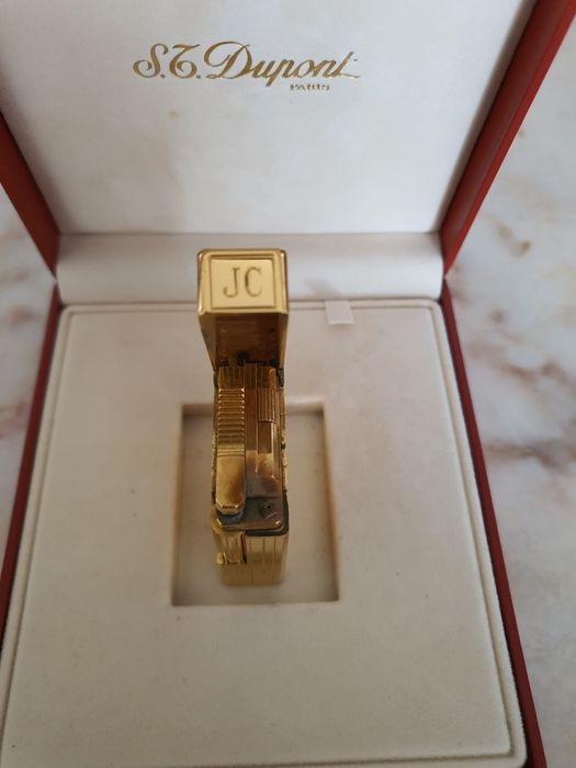 Isqueiro da marca S.T.Dupont