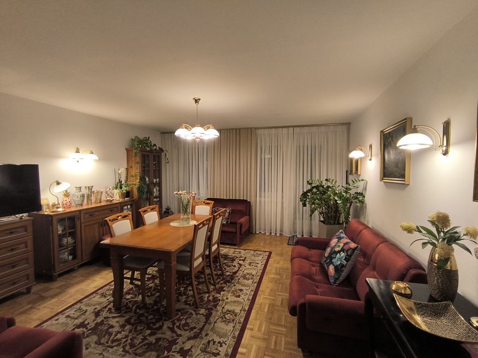 Elegancki komplet mebli do salonu – bordo, welur, stół, 8 krzeseł, komody i oświetlenie