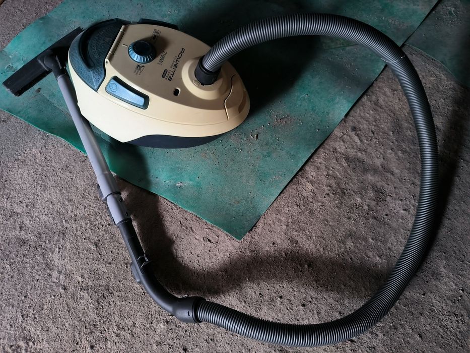 Na zdjęciu znajduje się odkurzacz workowy marki Rowenta.