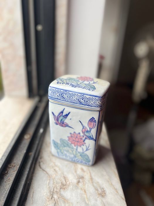 Caixa inteira com decorações antigas