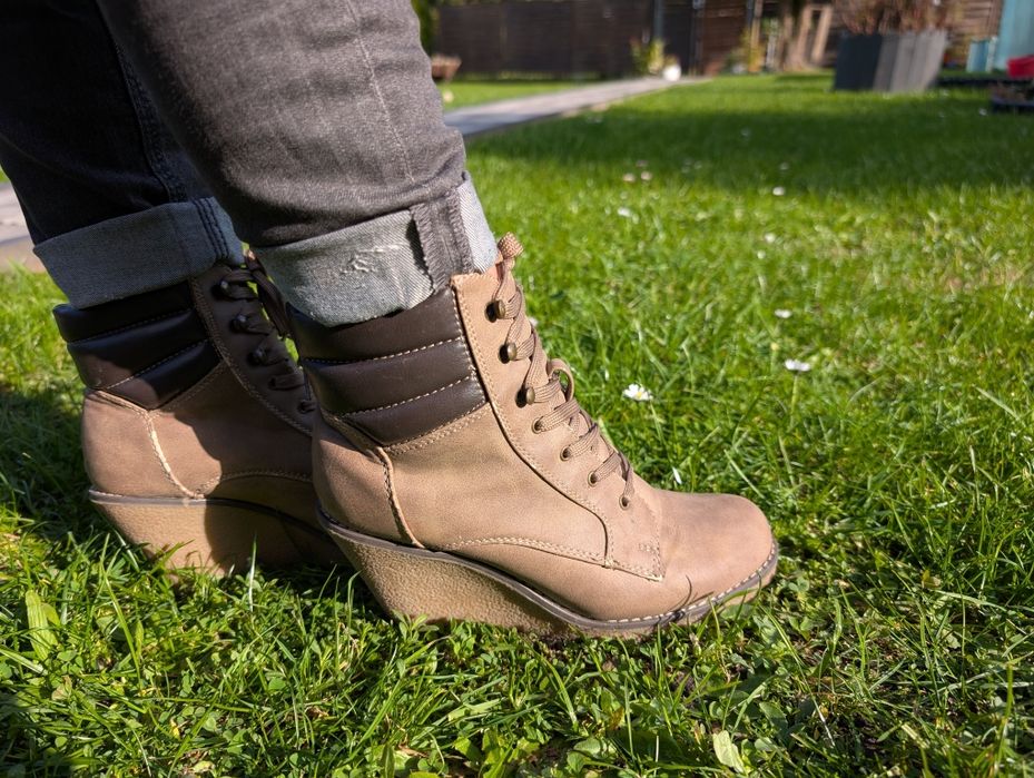 Botki na koturnie 38