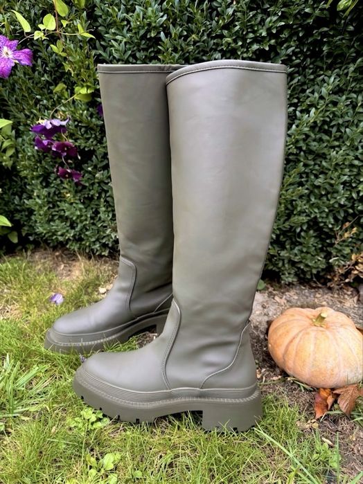 Трендові високі чоботи-ботфорти, гумові чоботи Zara Rubberized Boots (колір хакі, оригінал)-40р
