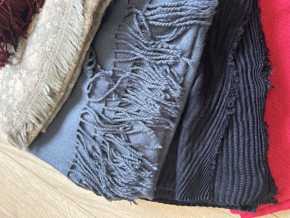 Шарфи  різних кольорів та розмірів.