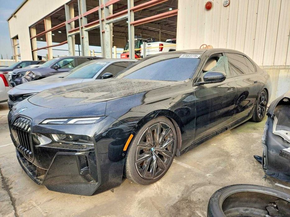 Бампер BMW G70 LCI Розборка БМВ Г70 ЛСІ запчастини БМВ Г70 475 У Наявності