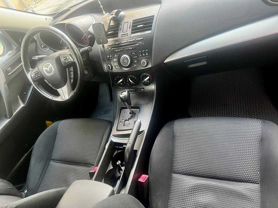 Mazda 3 автомобіль