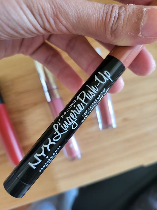 4 lipsticks nude and red64552706324354124