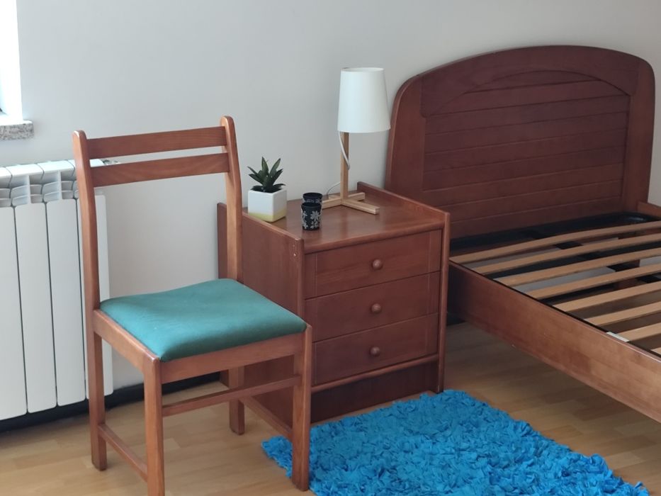 Conjunto de quarto madeira maciça , cama com estrado e colchao.
