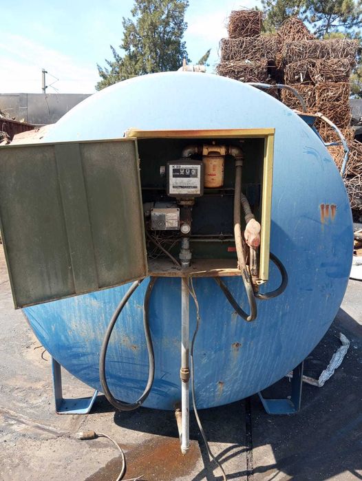 Depósito de combustível de 10 mil litros com bomba