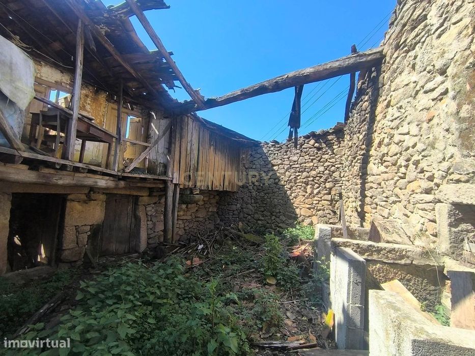 Casa antiga, em pedra de granito, com terreno, poço e árvores de fruto