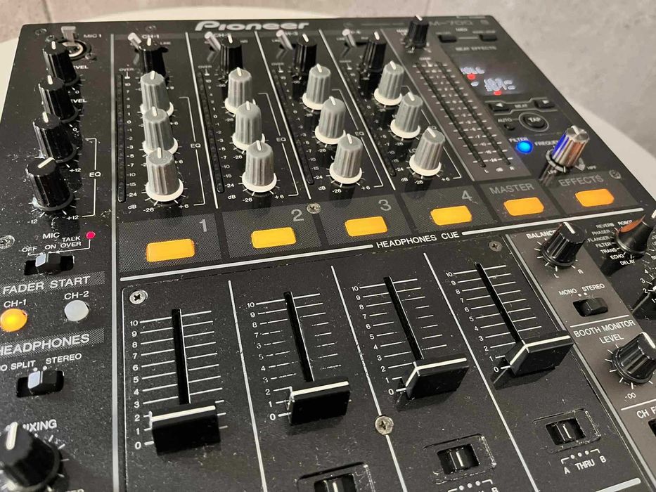 Pioneer DJM-700 – mikser DJ