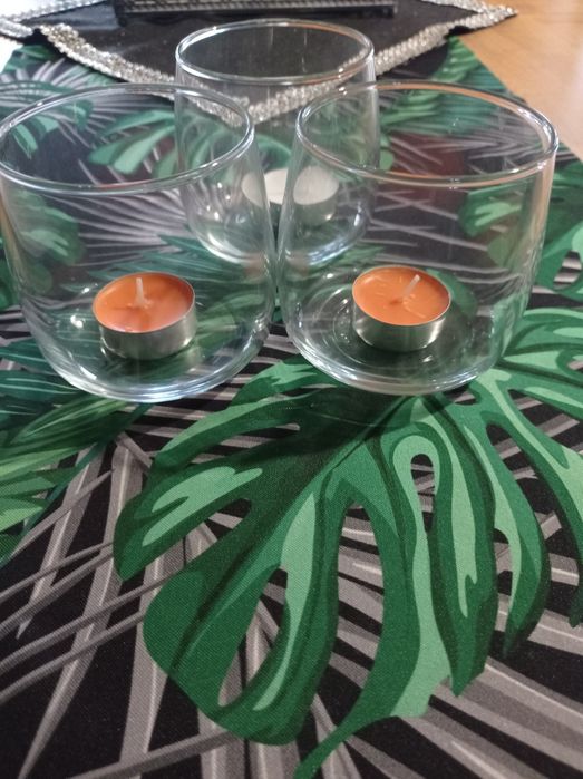 Trzy szklane świeczniki