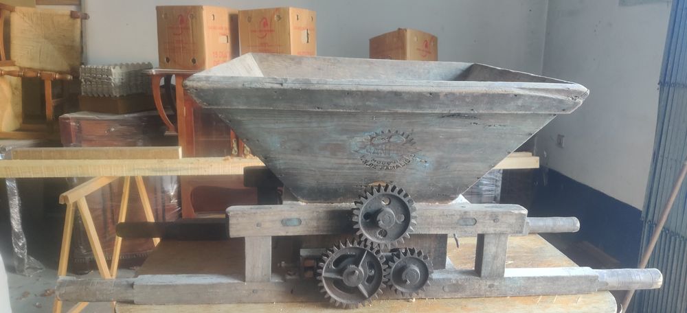 Ralador de uvas antigo