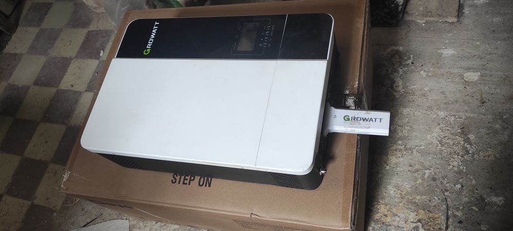 Гібридний інвертор 5квт Growatt spf 5000 ES