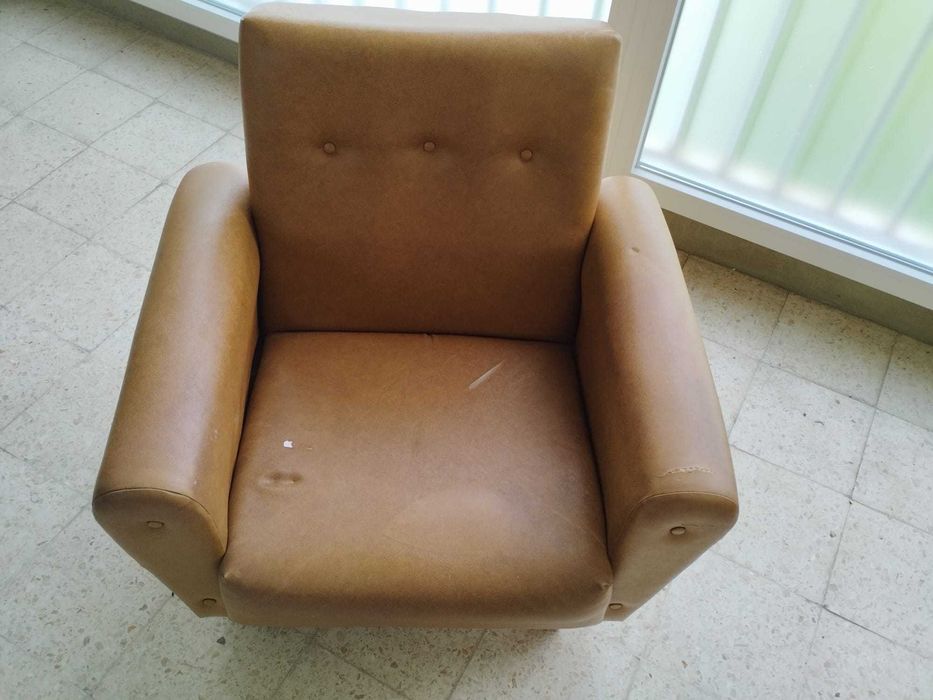 Poltronas individuais estofadas em couro sintético vintage