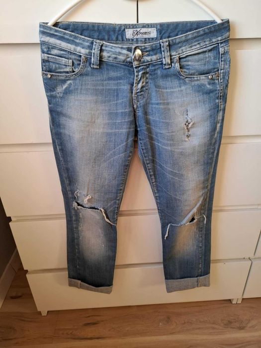 M niebieskie spodnie jeansowe przecierane z rozdarciami z dziurami