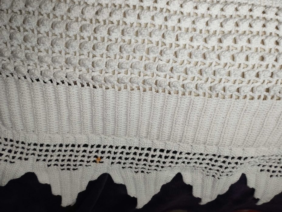 Colcha feita à mão em croché, com um design delicado e textura única