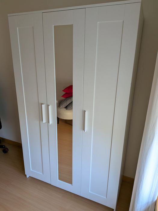 Roupeiro IKEA Brimnes com espelho