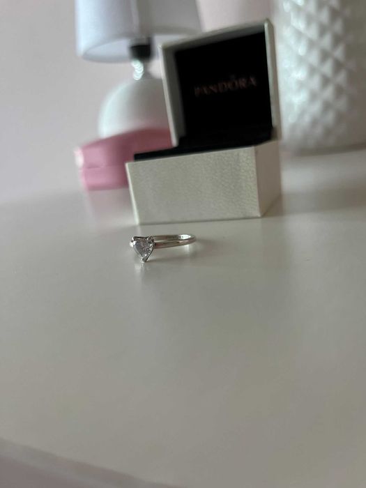 Anel PANDORA em prata com coração