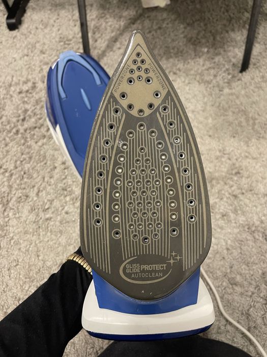 Праска. Утюг Tefal з паровою станцією