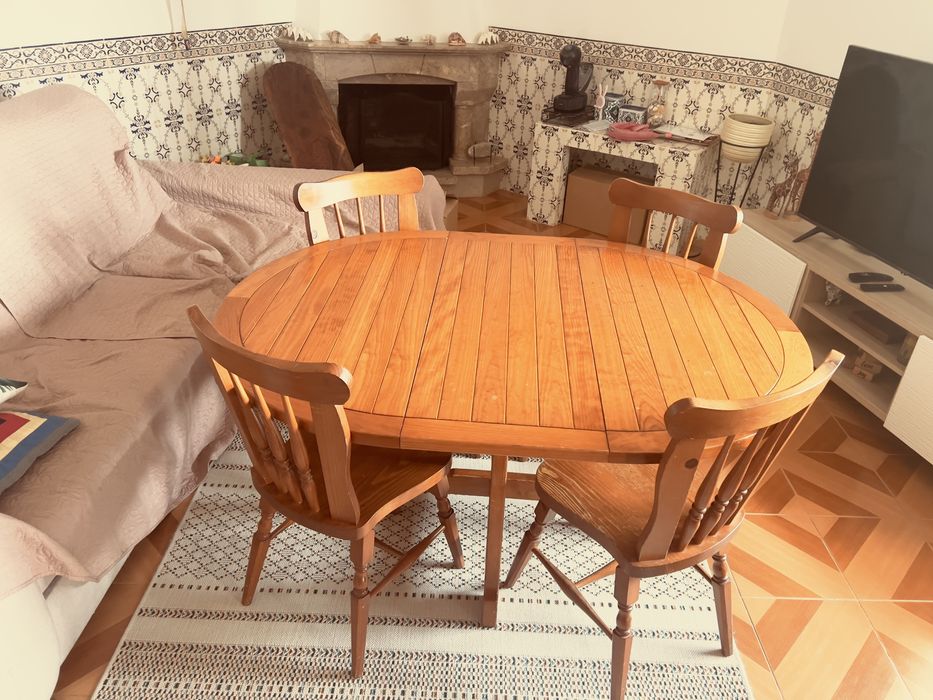 Mesa extensível com 4 cadeiras **Novo Preço**